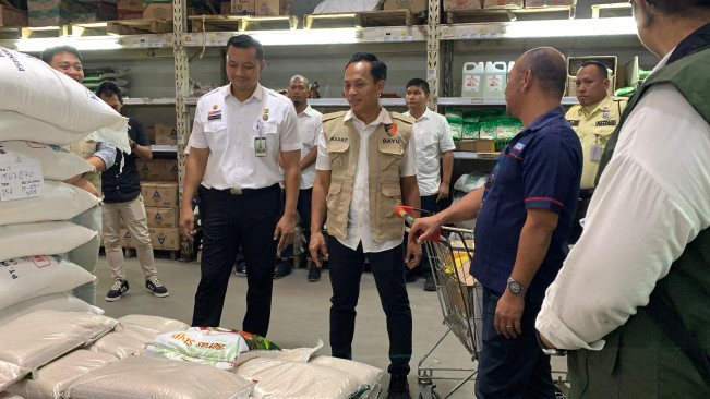 Polisi uji sampel beras di Medan. [Dok Polrestabes Medan]